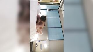 老哥探花約啪顔值不錯粉衣妹子