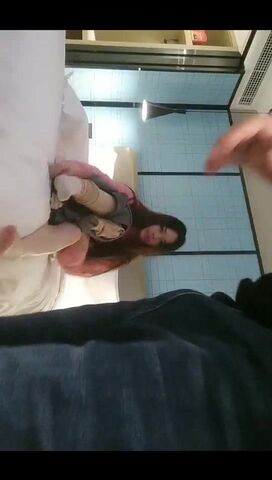 老哥探花約啪顔值不錯粉衣妹子