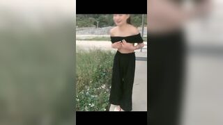 【骚劲小妖精】户外车后座拨开内裤露逼，下车脱光光口交啪啪抱起来干，很是诱惑喜欢不要错过