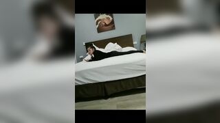 深夜找小姐約了個黑衣大奶妹子後入猛操&兩個猥瑣男