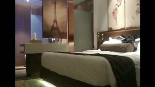 《全国探花》 铁牛哥微信约嫖第一个不满意换了一个极品女神还要亲自下去接上来