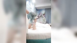 重庆光头强微信约炮两个百元级别的兼职妹第一个不大行，后面那个还不错皮肤白嫩大奶贵妇型