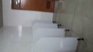 男厕所里妩媚呻吟！漂亮美乳人妻与炮友男厕偷情野战 无套后入不停抽插怼操 抽插呻吟白浆 高清720P版