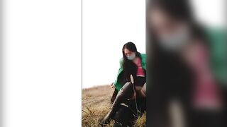 妩媚风骚的老板娘在家憋坏了荒郊野外跟炮友激情啪啪，露脸口交大鸡巴被蒙面大哥吃奶子，多体位激情抽浪叫