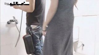 美女居家自拍-女神范极品性感美女体验刺激让男友扮演水电维修工在卫生间勾引他偷情啪啪,人美逼干净,国语!