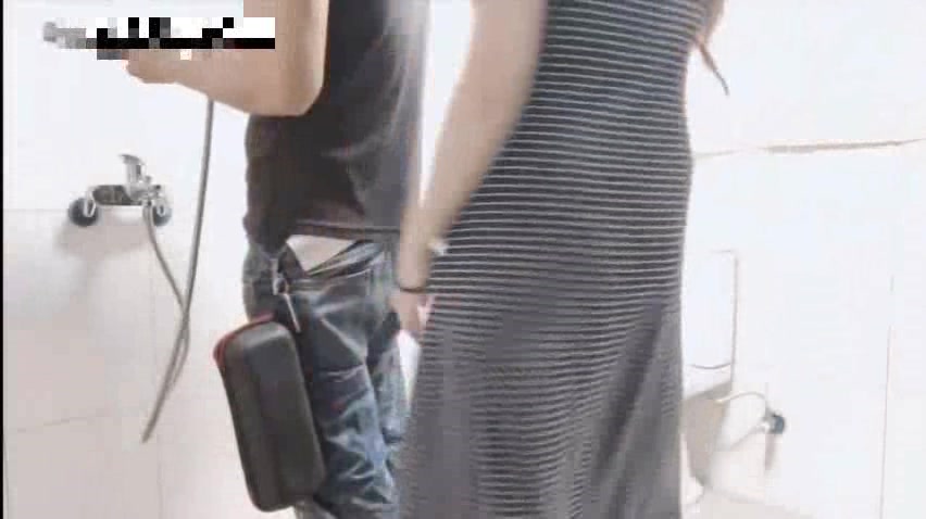 美女居家自拍-女神范极品性感美女体验刺激让男友扮演水电维修工在卫生间勾引他偷情啪啪,人美逼干净,国语!