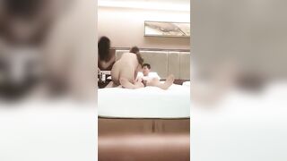 《91沈先生》大哥招嫖小卡片给他找来两个妹子玩双飞哈哈每天吃几个生蚝的沈先生就是厉害