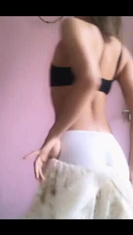 【手机直播精品福利】女神级主播【大美妞2】露脸极品美人的脱衣舞诱惑，近距离自慰骚逼给你看淫水好湿