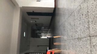 【麻花免费视频】廁拍大神冒充學生潛入某高校偷拍幾個學生妹噓噓