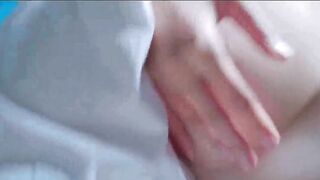 【麻花免费视频】真刺激骚女火车卧铺上裸露巨乳捏奶头还发出发浪声对面下铺就有个大肚男人睡觉