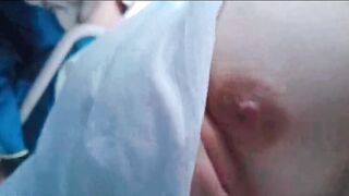 【麻花免费视频】真刺激骚女火车卧铺上裸露巨乳捏奶头还发出发浪声对面下铺就有个大肚男人睡觉