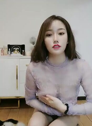 【小程潇】高颜值大奶妹子道具自慰，全裸沙发振动棒抽插浴室洗澡，很是诱惑喜欢不要错过