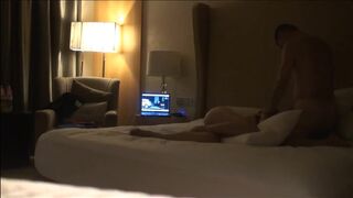 两个生意伙伴带着早早辍学出来援交的年轻妹子玩3P，黑暗中射出的光线是恰到好处，给人一种在月下交合之美