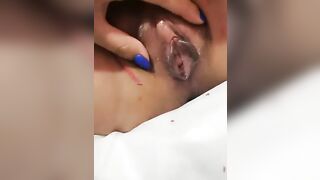 看起来很纯的妹子把闺蜜绑在椅子上玩骚逼，滴蜡黑牛加黄瓜抽插自己也抠，弄别人自己又感觉逼里塞葡萄荔枝