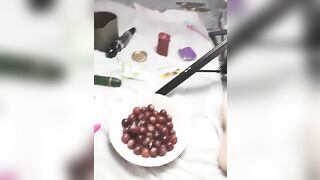 看起来很纯的妹子把闺蜜绑在椅子上玩骚逼，滴蜡黑牛加黄瓜抽插自己也抠，弄别人自己又感觉逼里塞葡萄荔枝