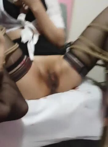 看起来很纯的妹子把闺蜜绑在椅子上玩骚逼，滴蜡黑牛加黄瓜抽插自己也抠，弄别人自己又感觉逼里塞葡萄荔枝