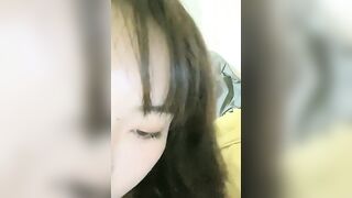 大奶子少妇露脸颜值很高一对巨乳就够玩半年，这奶子晃的眼晕吃起来她不香吗，自慰骚逼喷水好湿啊不要错过