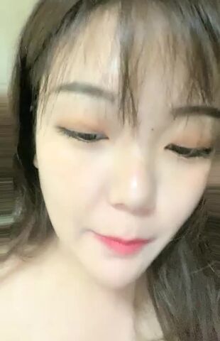 大奶子少妇露脸颜值很高一对巨乳就够玩半年，这奶子晃的眼晕吃起来她不香吗，自慰骚逼喷水好湿啊不要错过