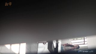 国内厕拍大神潜入某师范学院女厕偷拍学生妹嘘嘘下课人多要排队等厕位