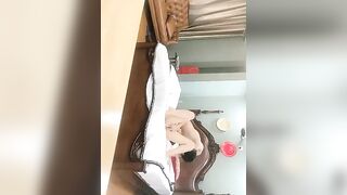 神探老金约了个少妇两男一女玩3P，跪着口交扣逼边口边后入搞完旁边观战