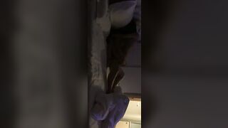 小伙约炮大一女神很害羞，脱内裤的时候还捂着脸“关灯关灯”