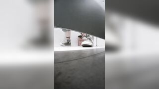 最新流出办公楼厕拍系列 骚气黑衣小妹还没蹲下就走光被看到晃眼的白内裤