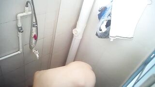 TP寝室三个妹子洗澡一网打尽