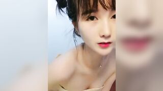 露脸清纯小可爱好身材镜头前玩跳弹自慰，奶子比心呻吟可射