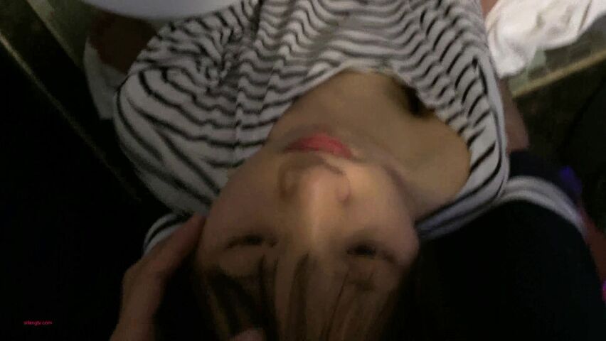 小女友喝晕在酒店卫生间光屁屁发酒疯