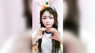 逼逼无毛扎两个辫子挺嫩萌妹子自慰秀 黑色网袜道具塞逼逼